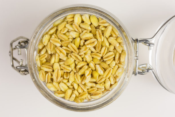 玻璃罐中煮熟的小麦图片下载
