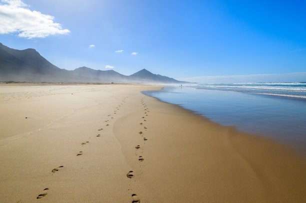 西班牙加那利群岛，富埃特文图拉，美丽的Cofete海滩沙滩上的脚印图片下载