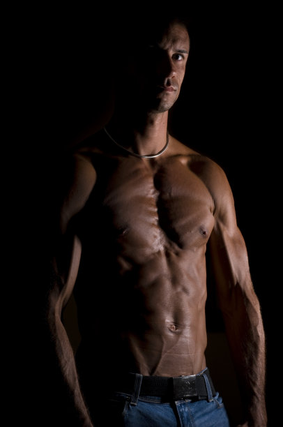 黑暗中的年轻人，自动射击。图片下载