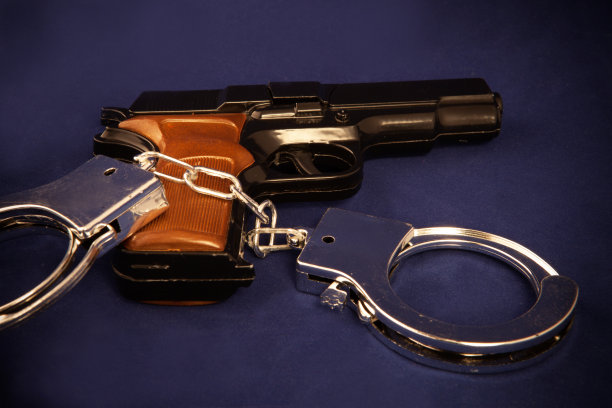 枪和警察的手铐图片下载