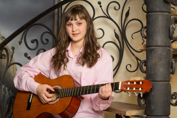 弹吉他的女孩图片下载