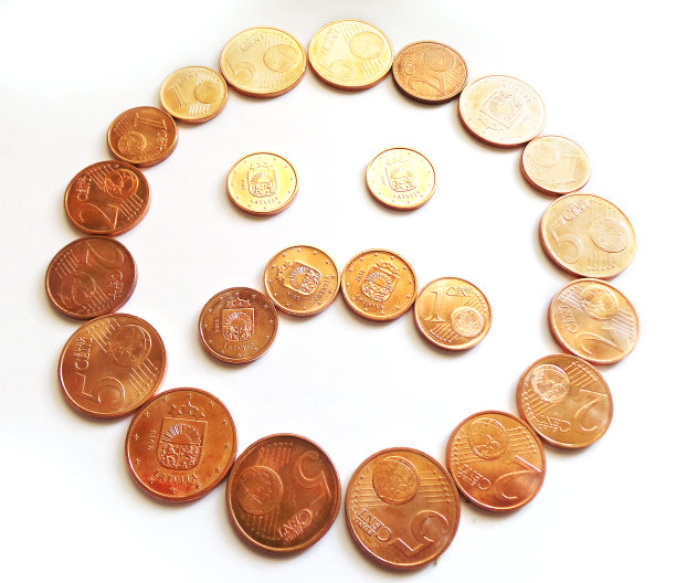 担心的有趣的钱-欧元硬币和美分图片下载