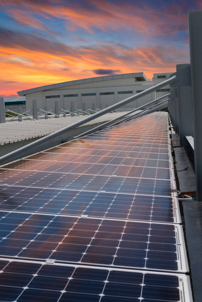 夕阳照射在光伏发电站上图片下载