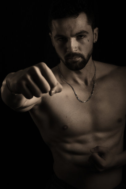 英俊的肌肉男给了我一拳图片下载