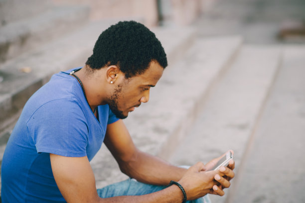 拿着电话的那个人图片下载