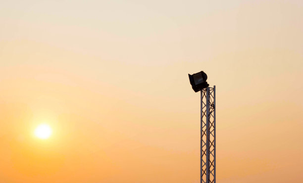 日出时灯柱的剪影。图片下载