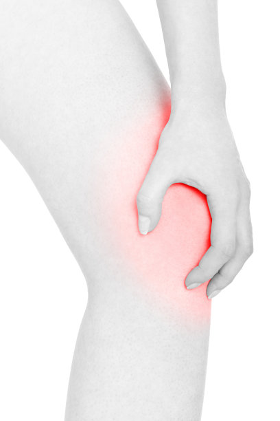 年轻女子手捧着她红痛的膝盖上白白的，剪着小路图片下载