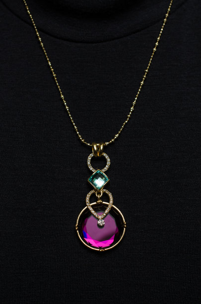 黑色背景上蓝宝石的吊坠图片下载