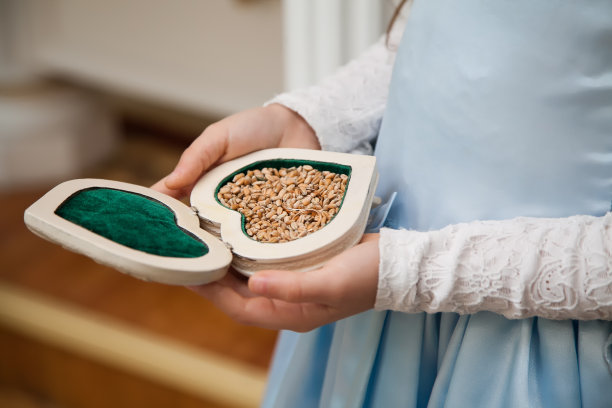 手持结婚戒指的女孩图片下载