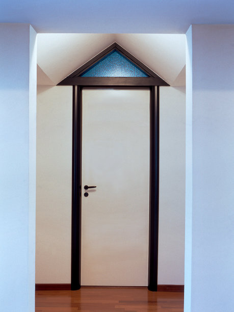 独特的室内玻璃和木质白色门图片下载