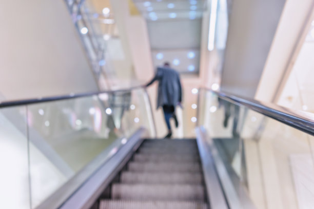 一个穿大衣的男人走上楼梯图片下载