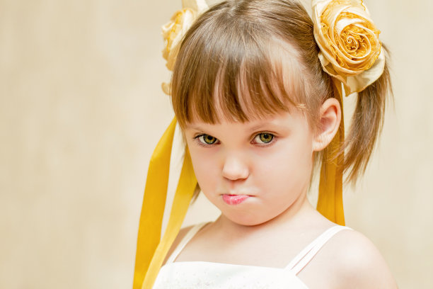 生气的女孩图片下载