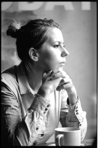 咖啡城市生活方式的女人坐在室内喝咖啡。电影的照片。图片下载