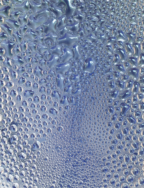 水滴在玻璃杯上图片下载