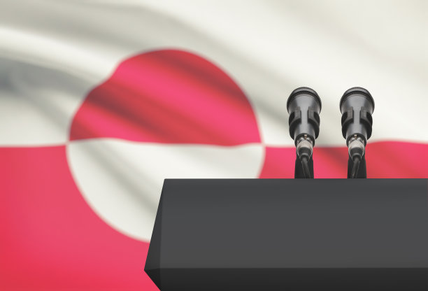 讲坛和两个麦克风背景是格陵兰岛的国旗图片下载