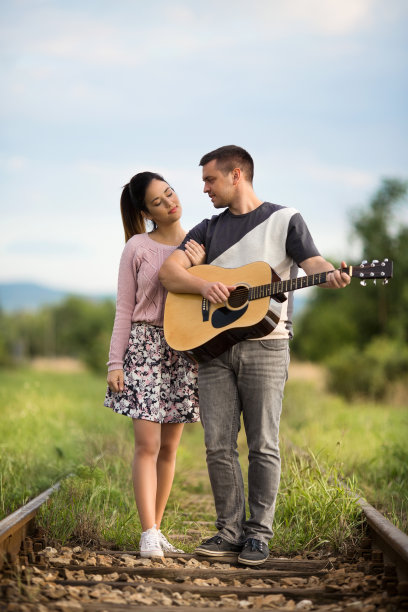 恋爱中的年轻情侣图片下载