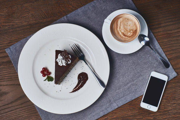 咖啡和巧克力蛋糕图片下载