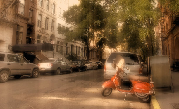 滑板车和老式城市景观图片下载