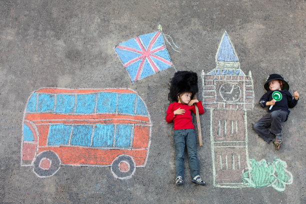 两个小孩在伦敦用粉笔画画图片下载