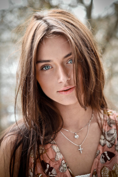 有着迷人眼睛的女孩图片下载