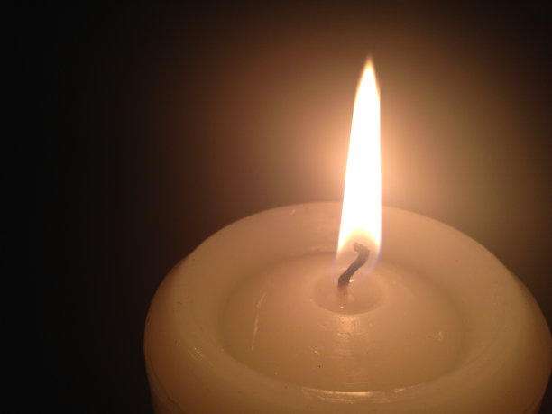 燃烧的蜡烛火焰图片下载