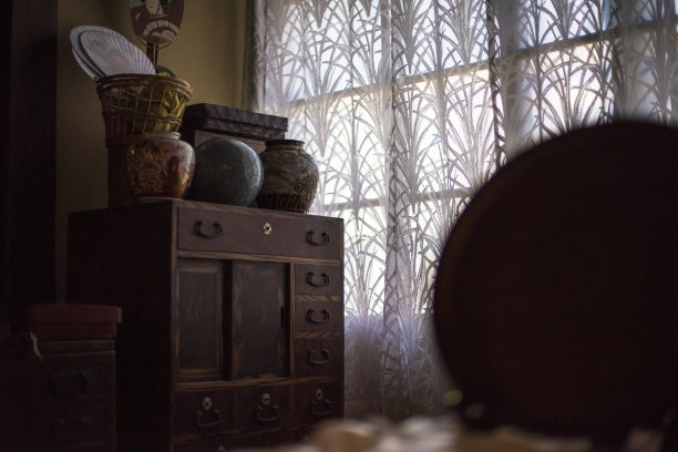 日本风格的衣柜，花瓶，罐子，圆扇，家具房间，窗帘，木材，棕色，白色，老式的近景，日本图片下载