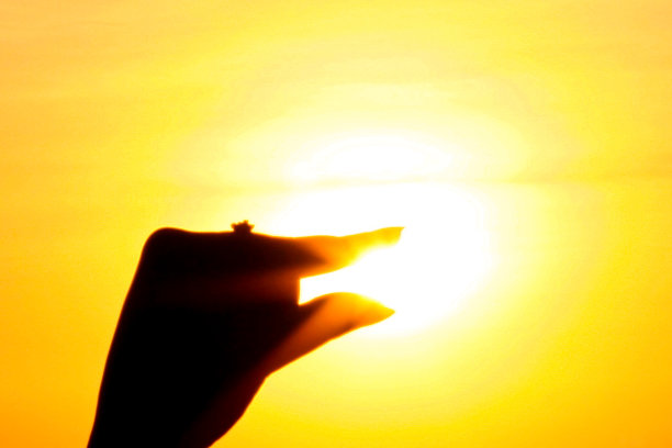 用手指晒着太阳图片下载