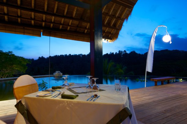 在热带度假胜地浪漫晚餐图片下载