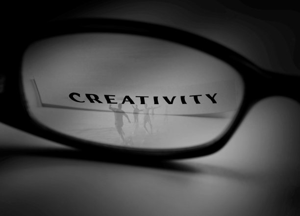 创造力通过眼镜。图片下载