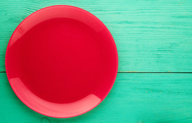 木制背景上的盘子。红板。板前视图。本空间图片下载