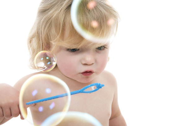 泡沫吹蹒跚学步的孩子图片下载