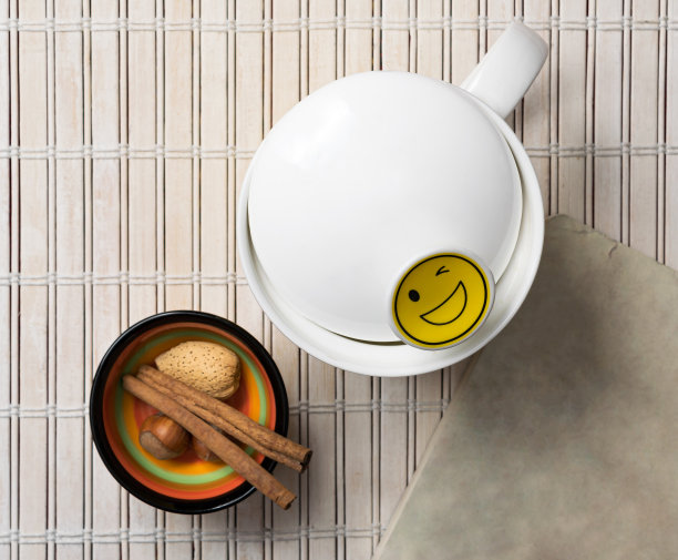 马克杯，肉桂棒，坚果和笔记本图片下载