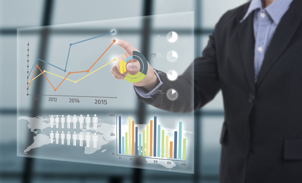 商人触摸财务分析图表与关键绩效指标在虚拟屏幕上。图片下载