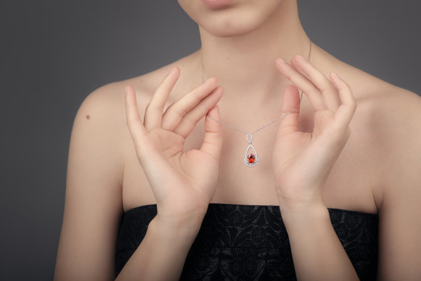 近距离细节的一个美丽的项链在魅力的镜头图片下载