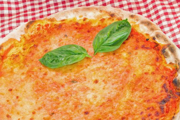 玛格丽塔披萨配番茄和马苏里拉奶酪，新鲜的罗勒叶图片下载