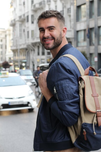 快乐的年轻人要上大学了图片下载