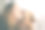 小女孩亲吻她的好朋友狗。图片下载