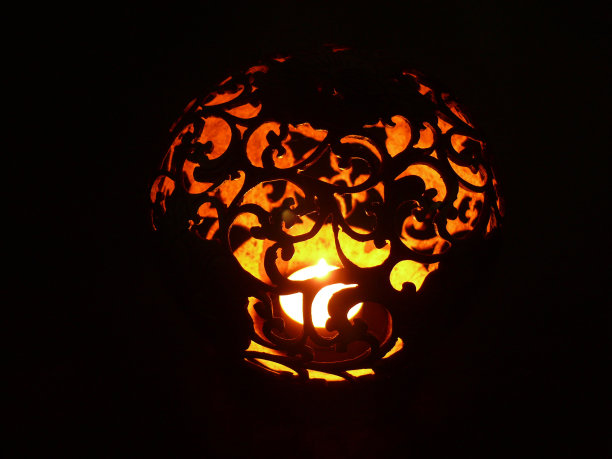 雕刻椰子烛台图片下载