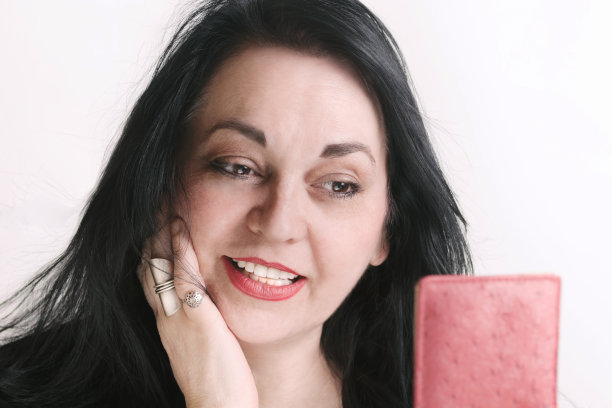 美丽成熟的女人照镜子的肖像图片下载