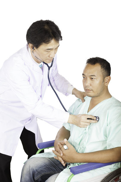 医生检查病人的心率。图片下载