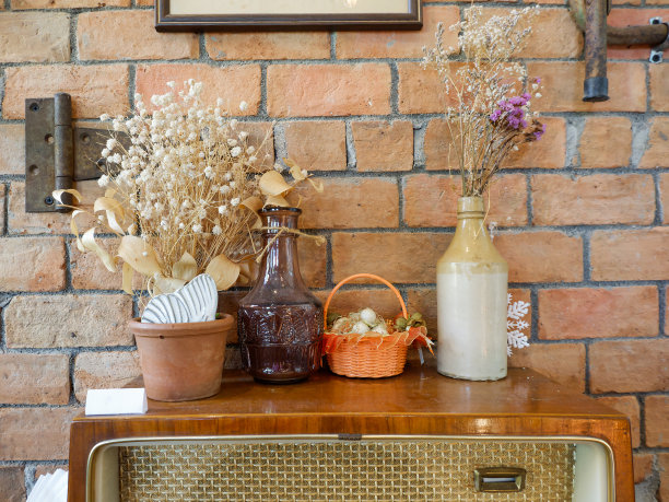 咖啡馆里老式收音机里的干花图片下载