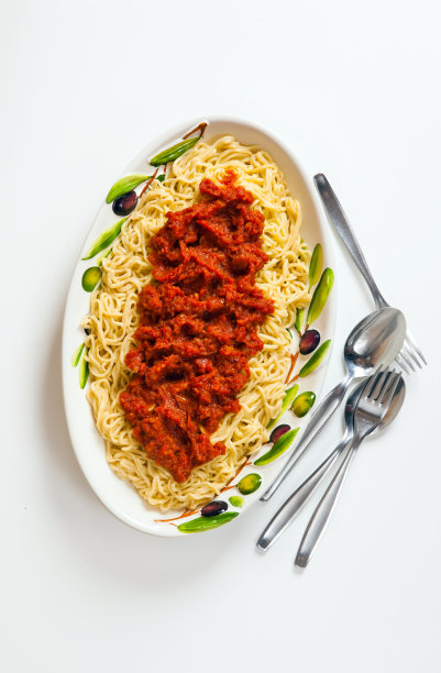 椭圆形盘子里自制的肉酱意大利面。图片下载