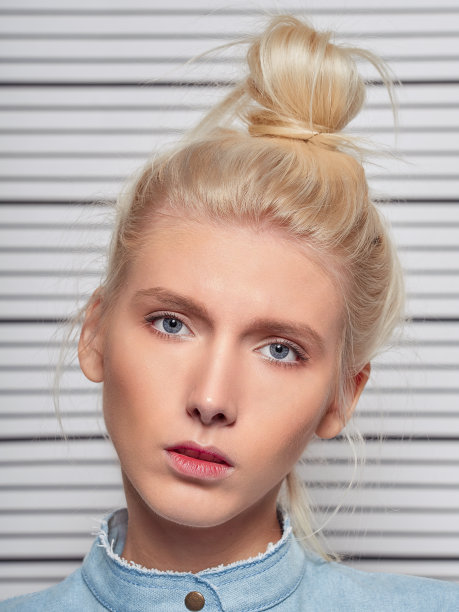 年轻女子的肖像对着监狱排队。图片下载