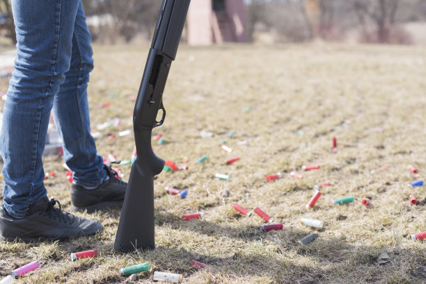 一个拿着猎枪的人在射击场拿着炮弹图片下载