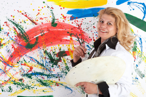 女艺术家站在绘画前图片下载