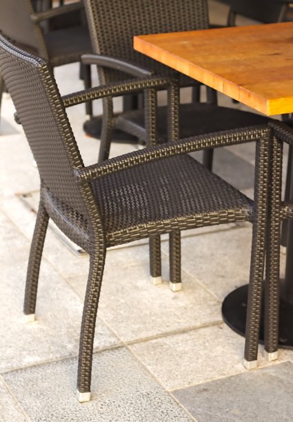 空椅子和木桌图片下载