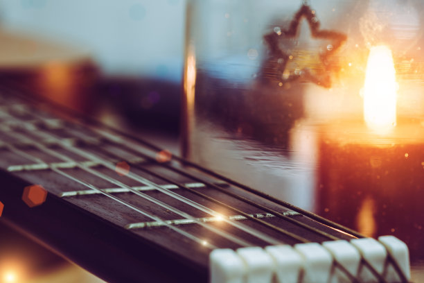 一些原声吉他的特写。柔和的烛光。图片下载