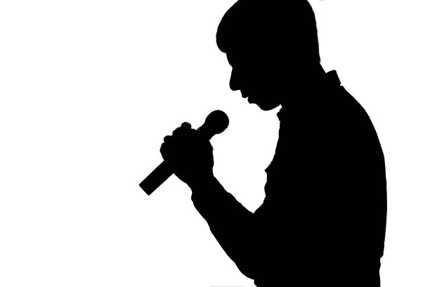 一个音乐艺术家的剪影与麦克风图片下载