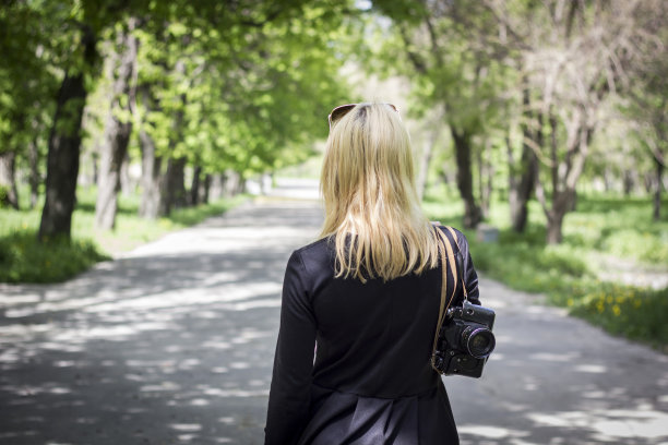 拿着旧相机的女孩图片下载