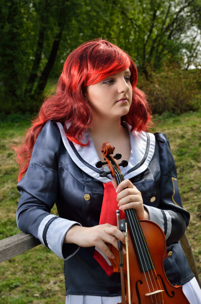 少女拿着小提琴图片下载